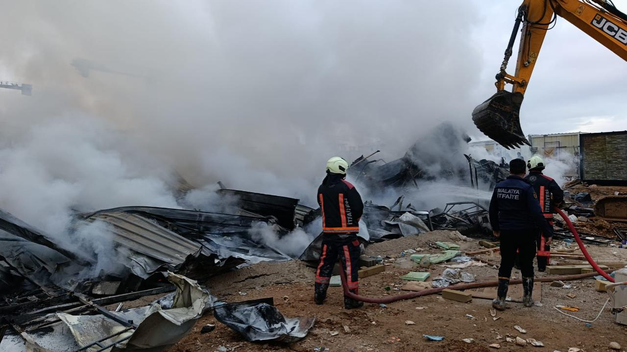 İŞÇİ KONTEYNERLERİ KÜLE DÖNDÜ