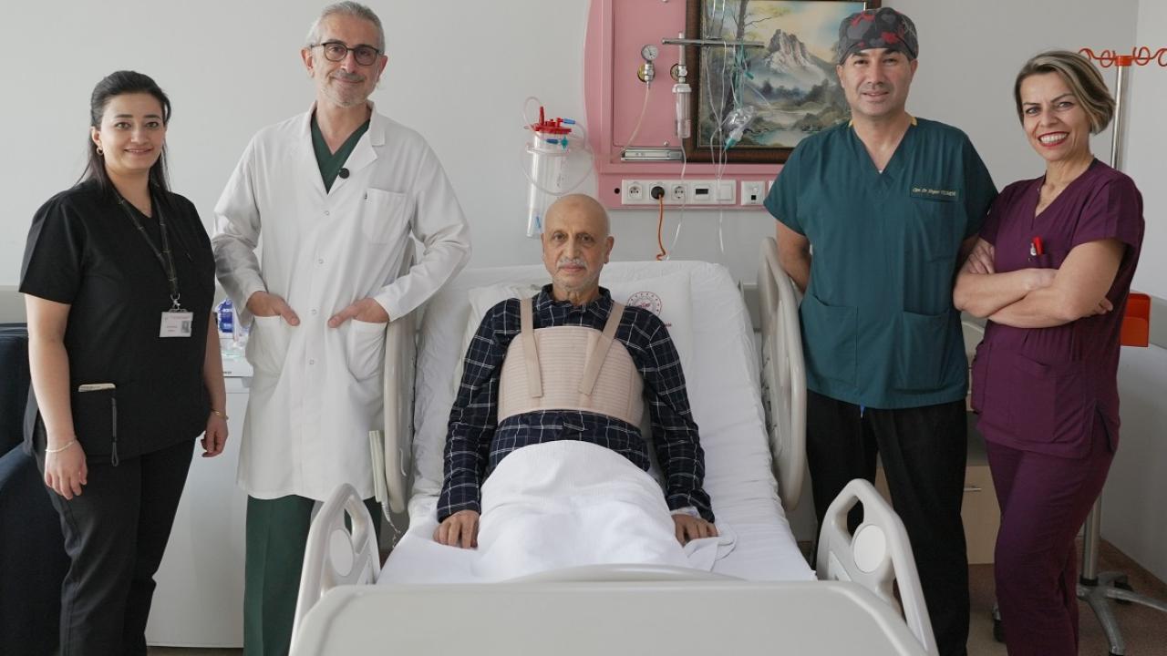 KALP TÜMÖRÜ VE ÜÇ DAMAR TIKANIKLIĞI AYNI OPERASYONDA TEDAVİ EDİLDİ