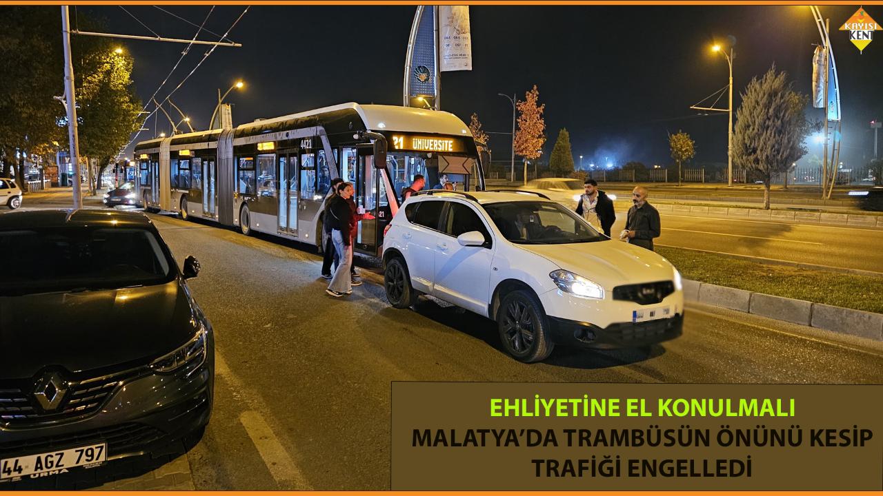 MALATYA’DA TRAMBÜSÜN ÖNÜNÜ KESİP TRAFİĞİ ENGELLEDİ