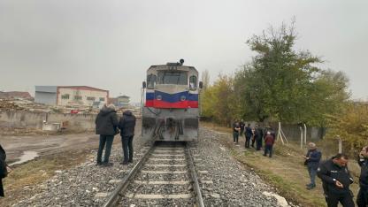 RAYLARIN ÜZERİNE DÜŞEN YAŞLI ADAM TREN ALTINDA KALDI