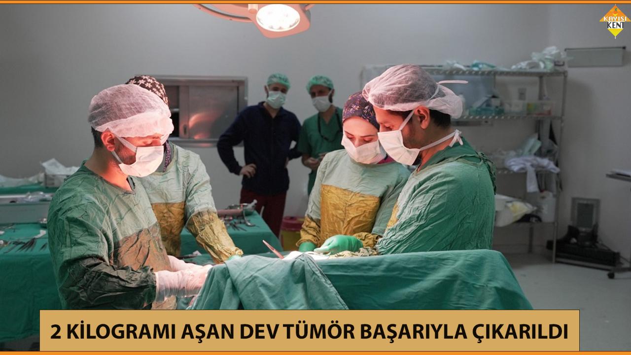 2 KİLOGRAMI AŞAN DEV TÜMÖR BAŞARIYLA ÇIKARILDI