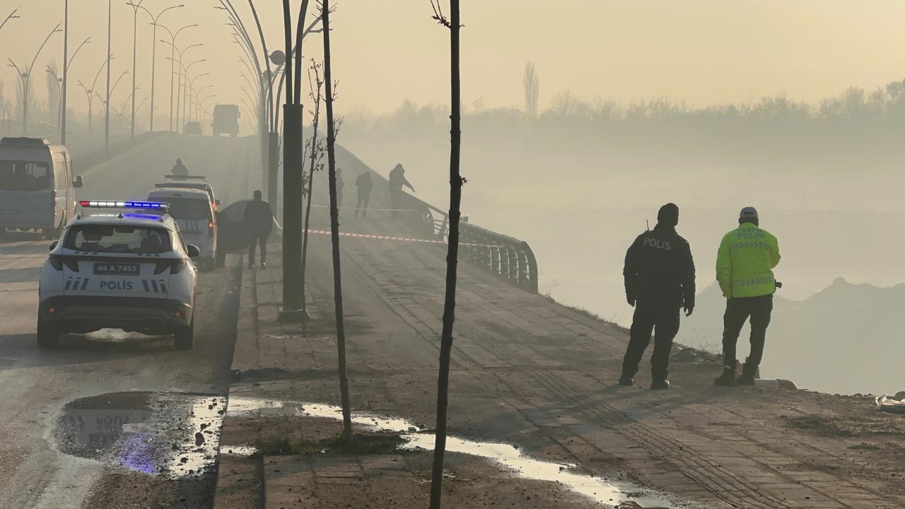 BUZLANMA NEDENİYLE OTOMOBİL KÖPRÜDEN ŞARAMPOLE UÇTU