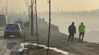 BUZLANMA NEDENİYLE OTOMOBİL KÖPRÜDEN ŞARAMPOLE UÇTU