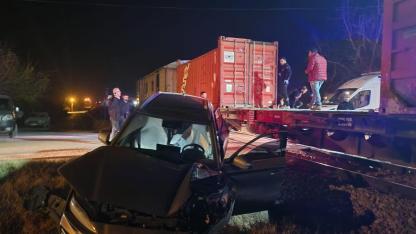 HEMZEMİN GEÇİTTE TREN, OTOMOBİLE ÇARPTI