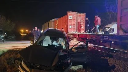 HEMZEMİN GEÇİTTE TREN, OTOMOBİLE ÇARPTI