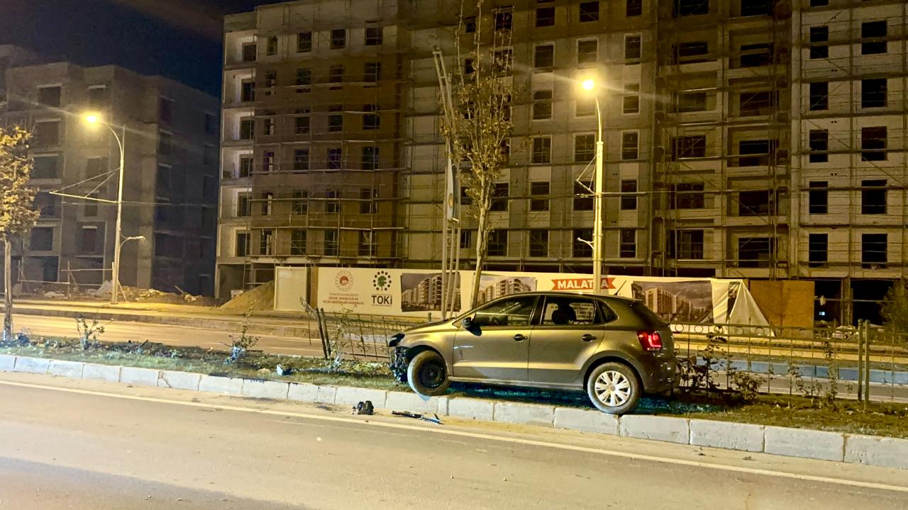 KÖPEĞE ÇARPAN OTOMOBİL KONTROLDEN ÇIKIP REFÜJE ÇARPTI