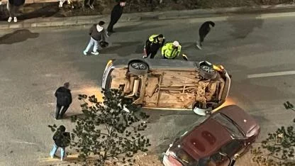 PARK HALİNDEKİ ARACA ÇARPAN OTOMOBİL TERS DÖNDÜ