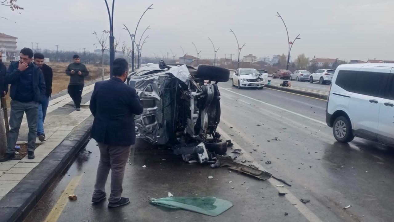 ZİNCİRLEME KAZADA 5 KİŞİ YARALANDI