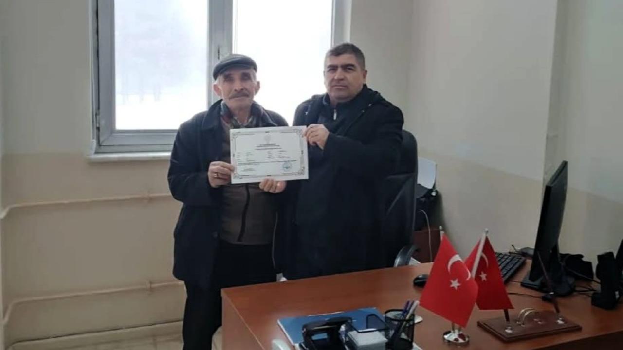 82 YAŞINDA OKUMA YAZMA ÖĞRENDİ