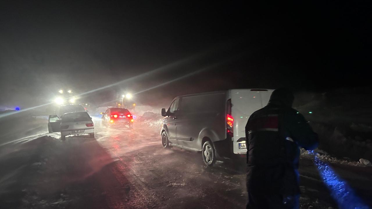 ÇELİKHAN–DOĞANŞEHİR KARAYOLU TİPİ NEDENİYLE TRAFİĞE KAPATILDI