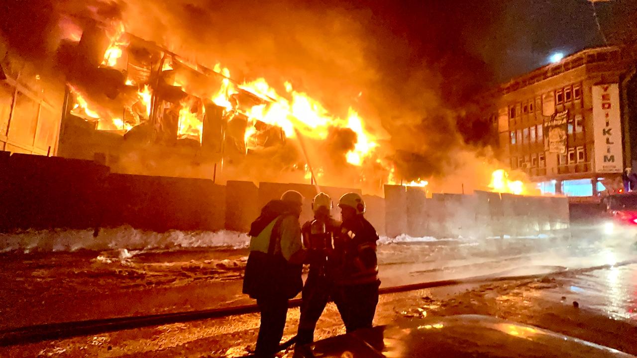İŞÇİLERİN KALDIĞI KONTEYNER YANGINI SÖNDÜRÜLDÜ