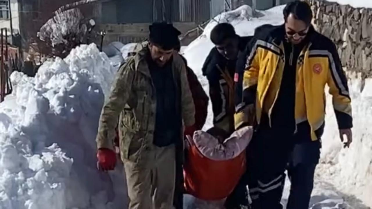 KARDAN KAPANAN YOLDA HASTA KURTARILDI