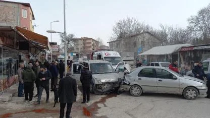 TRAFİK KAZASINDA 2 KİŞİ YARALANDI