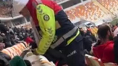 TRİBÜNDE SOĞUK HAVADA YÜREK ISITAN AN