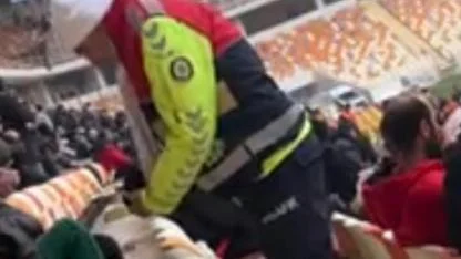 TRİBÜNDE SOĞUK HAVADA YÜREK ISITAN AN