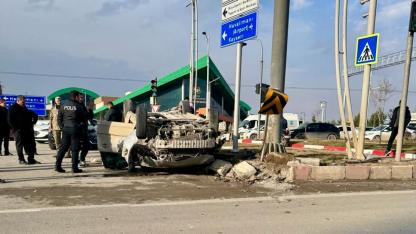 İKİ OTOMOBİL ÇARPIŞTI: 5 YARALI VAR