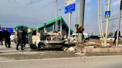 İKİ OTOMOBİL ÇARPIŞTI: 5 YARALI VAR