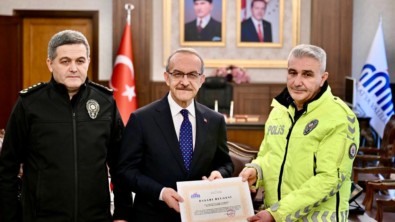 POLİS MEMURU YİĞİT’E SOSYAL SORUMLULUK ÖDÜLÜ VERİLDİ