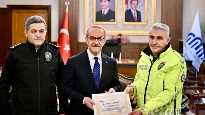 POLİS MEMURU YİĞİT’E SOSYAL SORUMLULUK ÖDÜLÜ VERİLDİ