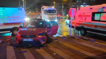 ÇÖŞNÜK KAVŞAĞINDAKİ KAZADA 3 KİŞİ YARALANDI