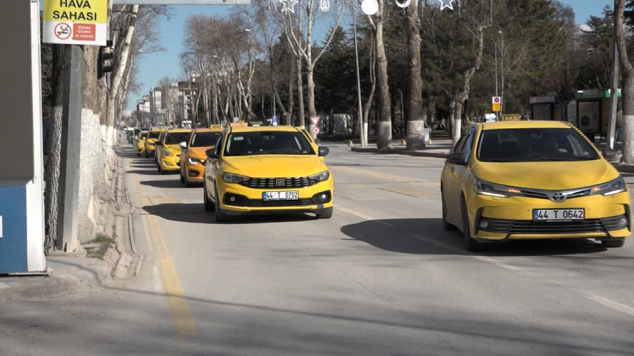 MALATYA’DA TAKSİCİLER İNDİ-BİNDİ ÜCRETLERİNİN YÜKSELTİLMESİNİ İSTEDİ