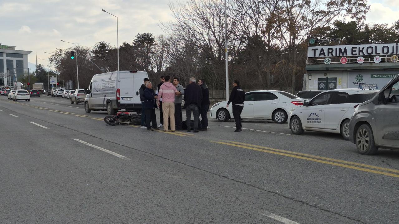 MOTOSİKLET SÜRÜCÜSÜ YARALANDI