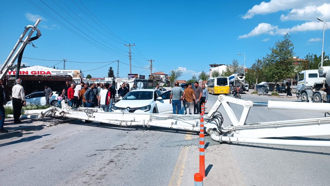 Battalgazi’de İnşaat Kazası: Beton Pompası Caddeye Devrildi
