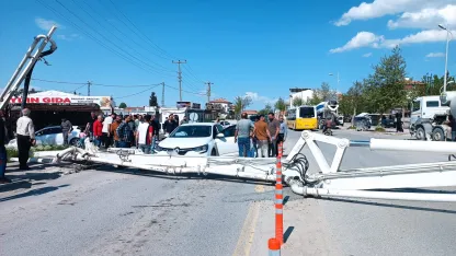 Battalgazi’de İnşaat Kazası: Beton Pompası Caddeye Devrildi