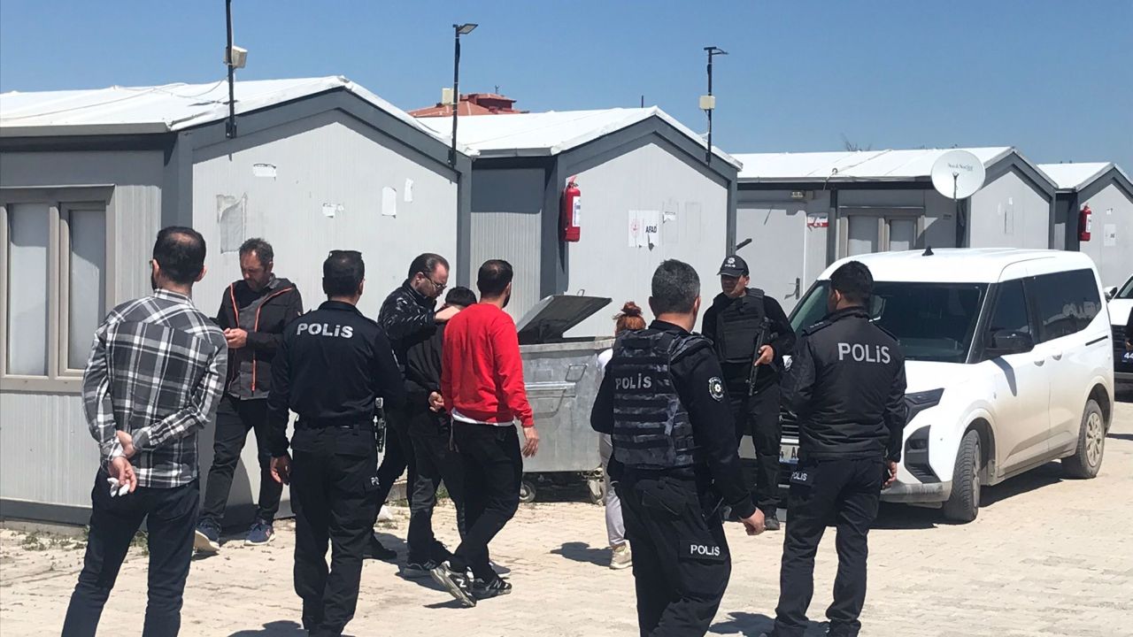 Konteynere Kendisini Kilitledi, Polis Alarma Geçti