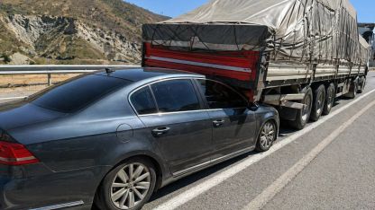 TIR’ın Altına Giren Otomobilden Mucize Kurtuluş