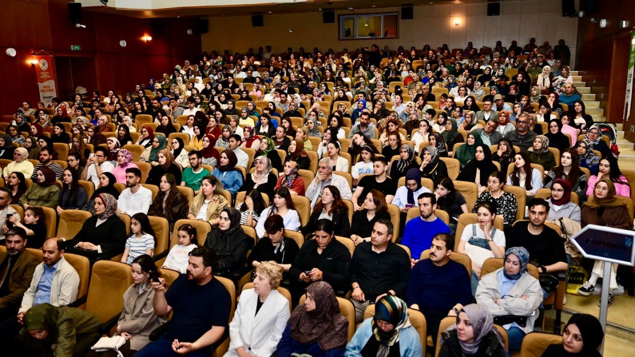 Yeşilyurt’ta “Duyulmayan Çocuk, Yorgun Anne-Baba, Kaybolan İletişim” Konferansına Yoğun İlgi