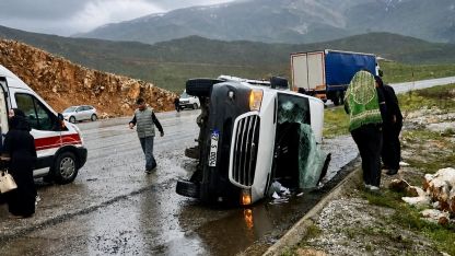 Doğanşehir’de Yolcu Minibüsü Yan Yattı: 12 Kişi Yaralandı