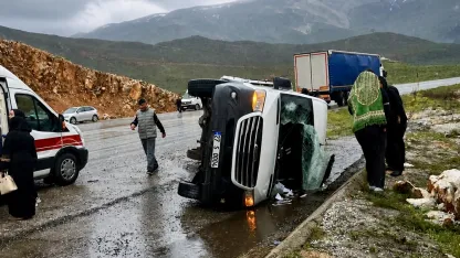 Doğanşehir’de Yolcu Minibüsü Yan Yattı: 12 Kişi Yaralandı