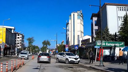 İnönü Caddesi’nde Kaza Kamerada: El Frenini Çekmeyince Araç Hareket Etti