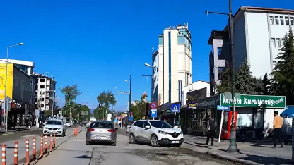 İnönü Caddesi’nde Kaza Kamerada: El Frenini Çekmeyince Araç Hareket Etti