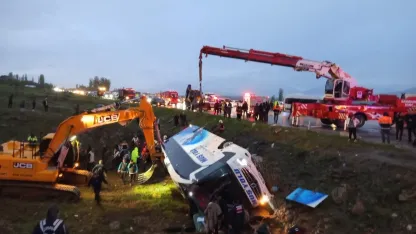 Otobüs Kazasında Yaralılar Hastanelere Kaldırılıyor